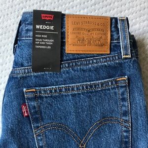 Levi’s- High Rise Wedgie